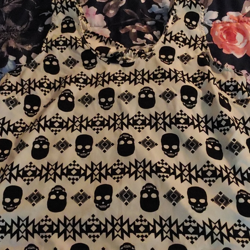 Tribal skulls tank